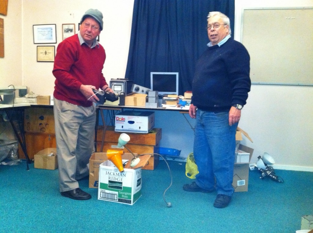 Rob ZL2US in league with Auctioneer Laurie ZL2TC to get shod of the pre-loved quality junque!