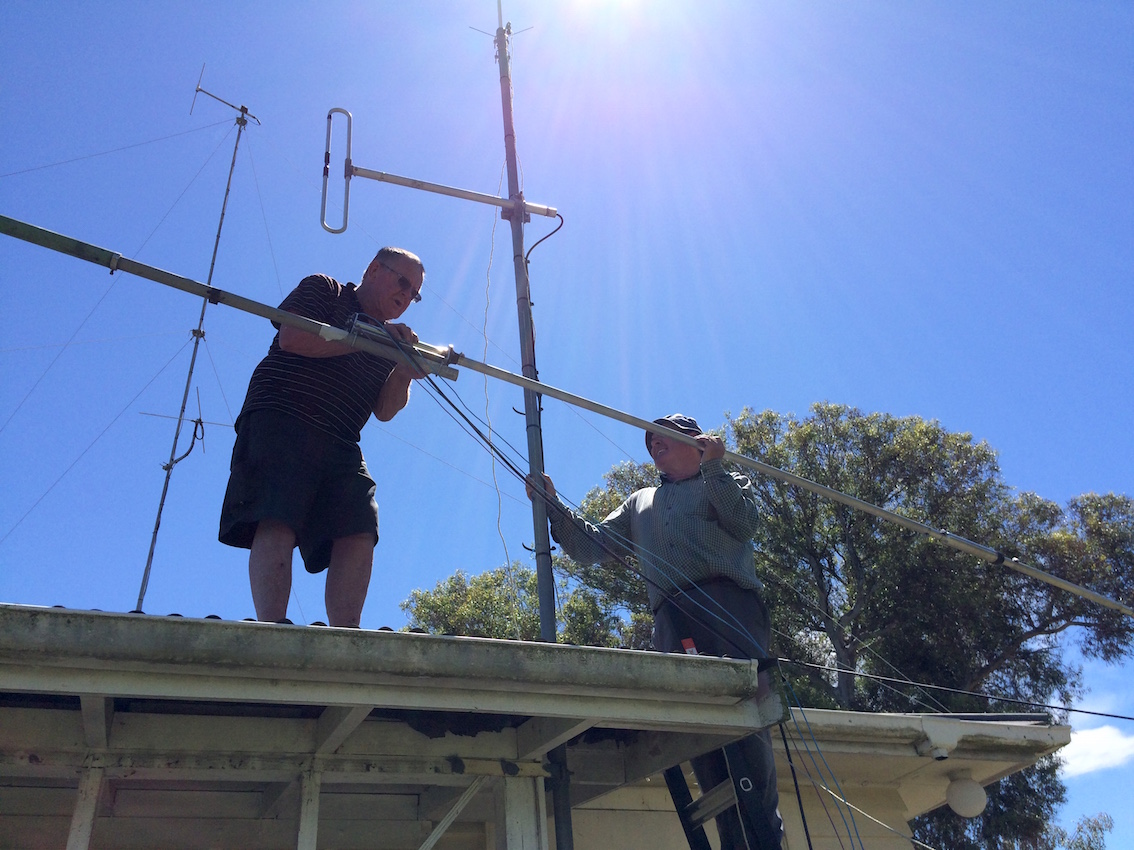 Wally and Michael clamping the Hustler to the mast