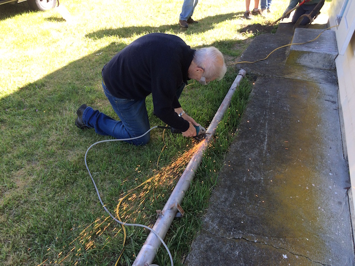 Lee ZL2AL gets stuck into the 75mm stub mast with his "Canuck hacksaw"